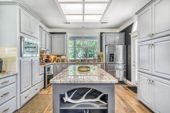 ثلاجة، ميكروويف، فرن، غسالة أطباق