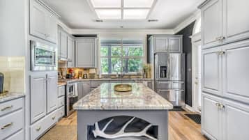 Jääkaappi, mikroaaltouuni, uuni, astianpesukone