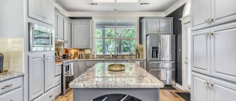 Jääkaappi, mikroaaltouuni, uuni, astianpesukone