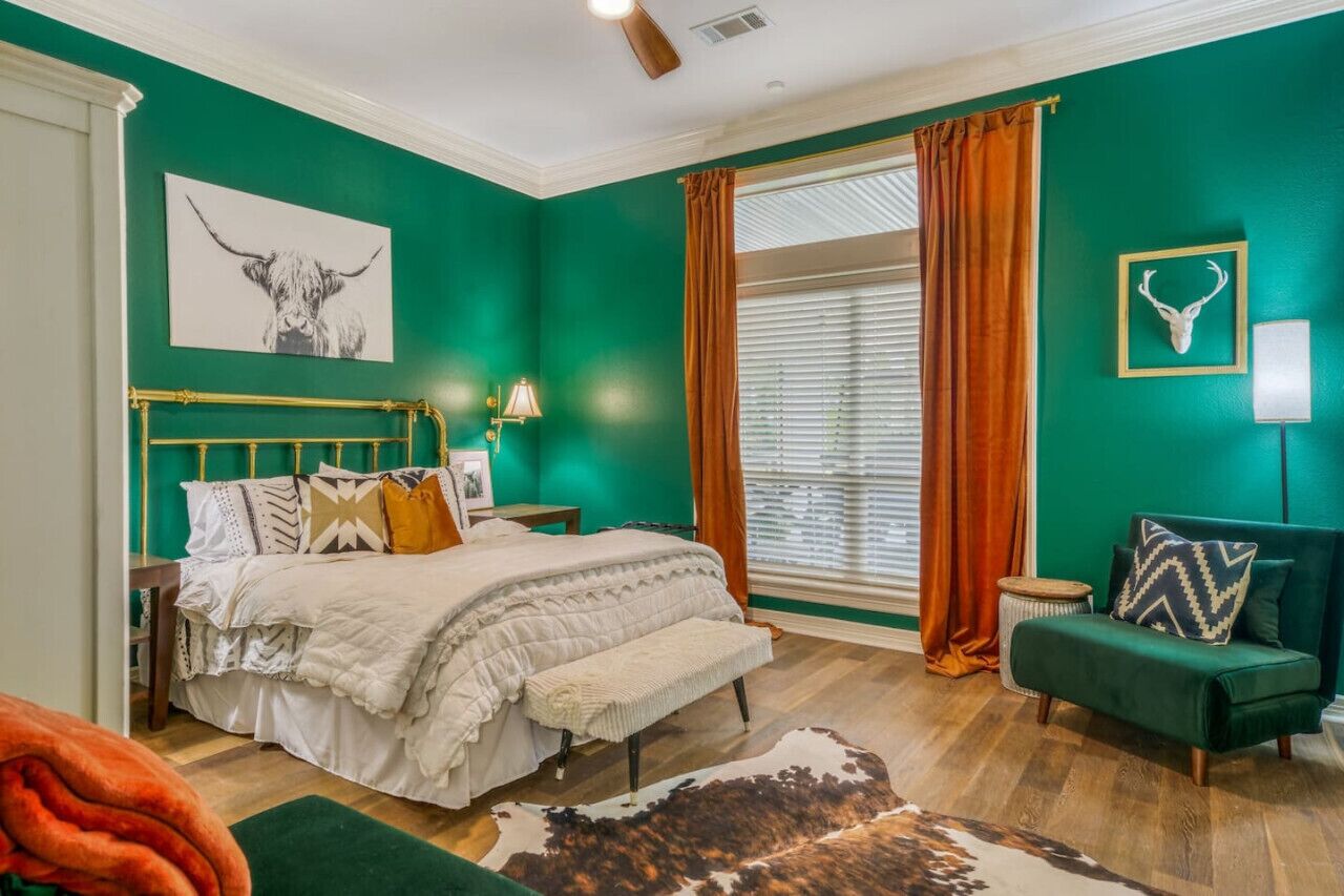 Desk, WiFi, bed sheets