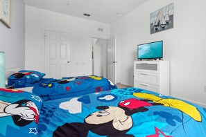 2 chambres, fer et planche à repasser, lit de bébé portatif