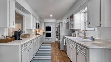 Geladeira, micro-ondas, fogão, lava-louças