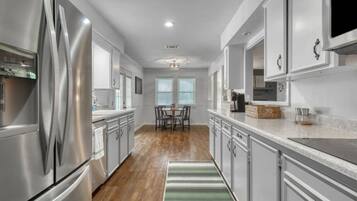 Kühlschrank, Mikrowelle, Ofen, Geschirrspüler