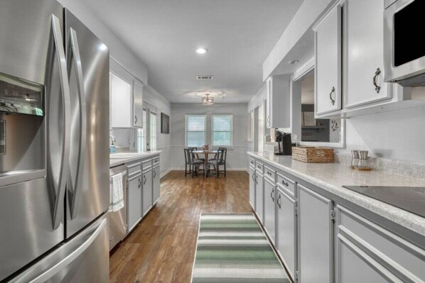 Refrigerador, microondas, horno y lavavajillas