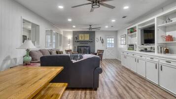 TV, lareira, mesa de pingue-pongue