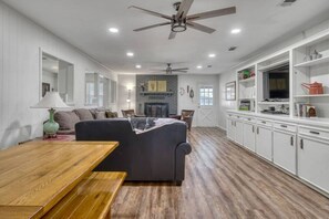 電視、壁爐、乒乓球設施