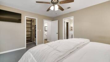 Tabla de planchar con plancha, wifi y ropa de cama