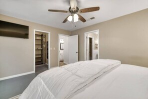 Tabla de planchar con plancha, wifi y ropa de cama