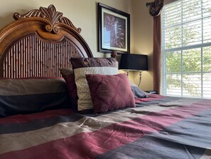 2 bedrooms, iron/ironing board, free WiFi, bed sheets - Wishes-2 bed Oakwater condo right next to the lake, only 1.5 miles from Disney! (Osceola County)