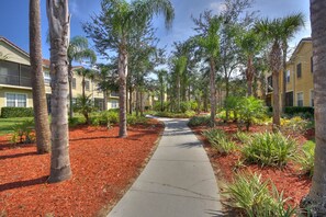 Property grounds - Wishes-2 bed Oakwater condo right next to the lake, only 1.5 miles from Disney! (Osceola County)