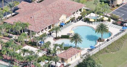 Beautiful 3 bed condo over the lake in Oakwater Resort - just 2 miles from WDW.