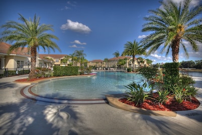 Lakeside-Beautiful 3 bed Oakwater condo over the lake, just 1.5 miles from WDW!