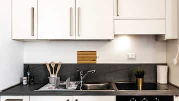 KĂŒhlschrank, Ofen, Herdplatte, KaffeemĂŒhle