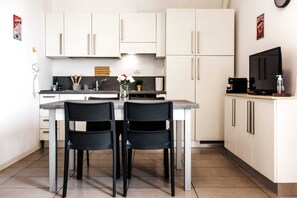 Fridge, oven, stovetop, coffee grinder - House R&R ☆10' walk from Piazza Del Campo☆! Free Parking!!! (Siena)