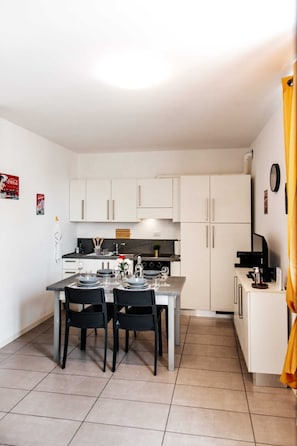 Refrigerador, horno, parrilla de estufa y molino para café 