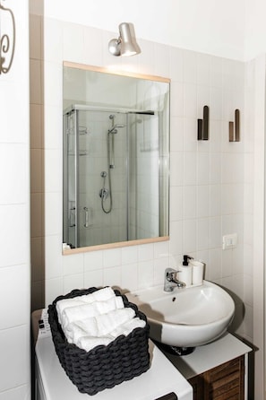 Shower, hair dryer, towels, soap - House R&R ☆10' walk from Piazza Del Campo☆! Free Parking!!! (Siena)