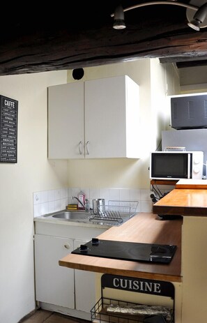 Réfrigérateur, micro-ondes, four, cafetière/bouilloire