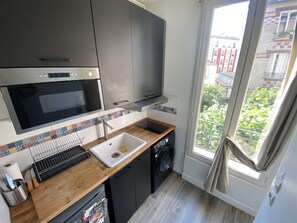 Wasserkocher mit Kaffee-/Teezubehör, Kühlschrank, Mikrowelle