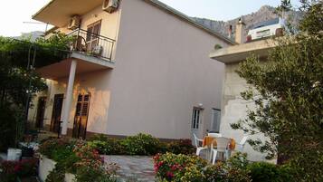 Apartment, Smoking | Exterior