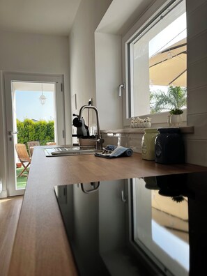 Vila Comfort | Dapur pribadi | Lemari es besar, kompor, dan ketel listrik