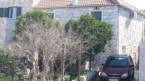 Exterior - Apartments Siniša - 300 m From Beach (Supetar)