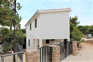 Exterior - Holiday Houses, Villas Villa Dean - 80m From the Beach (Milna)