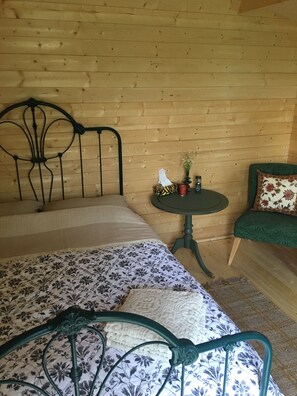 1 bedroom, bed sheets - Cozy Cabin in the Country (Pet-Friendly!) (Fullarton)