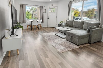 Cozy 2BR Near Stanley Marketplace Sleeps 6 Pet Friendly