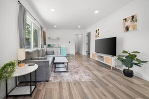 Smart TV - Cozy 2BR Near Stanley Marketplace Sleeps 6 Pet Friendly (Aurora)