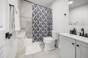 Regadera, toallas, jabón, shampoo
