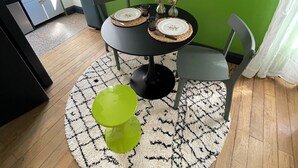 Une cuisine moderne avec un coin repas.