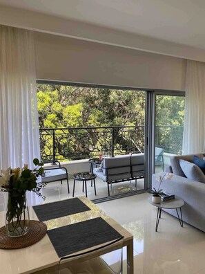 TV connectée, livres, écrans d'ordinateur