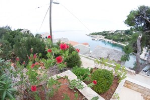 Apartment, Smoking | 3 bedrooms - Accommodation in Coves More - View on the sea (Solta)