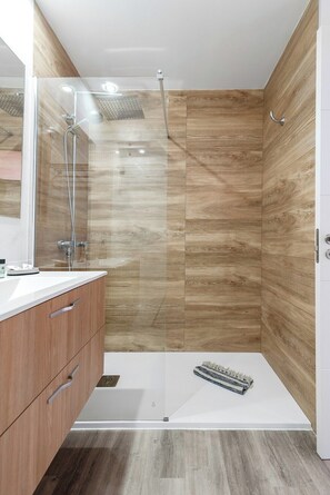 Bathtub, towels