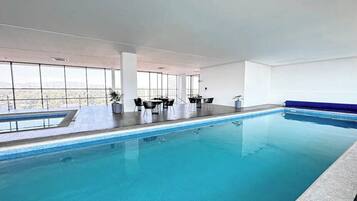 2 innendørsbassenger