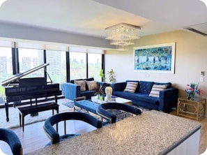 Apartamento superior, 4 quartos, vista para a cidade | Área de estar | Smart TV, Netflix, brinquedos, serviços de streaming