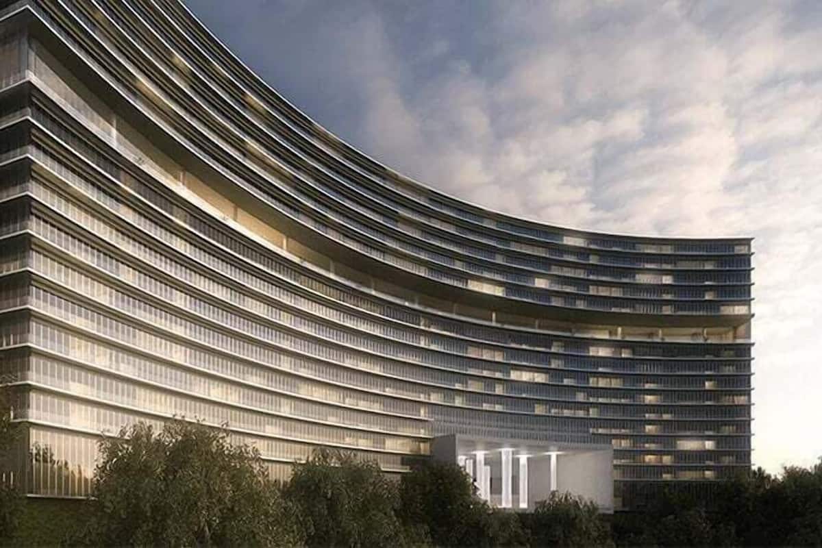Un bâtiment moderne doté d’une façade incurvée et de nombreux balcons.