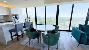 Departamento Grand, 4 habitaciones, vista a la ciudad | Comedor