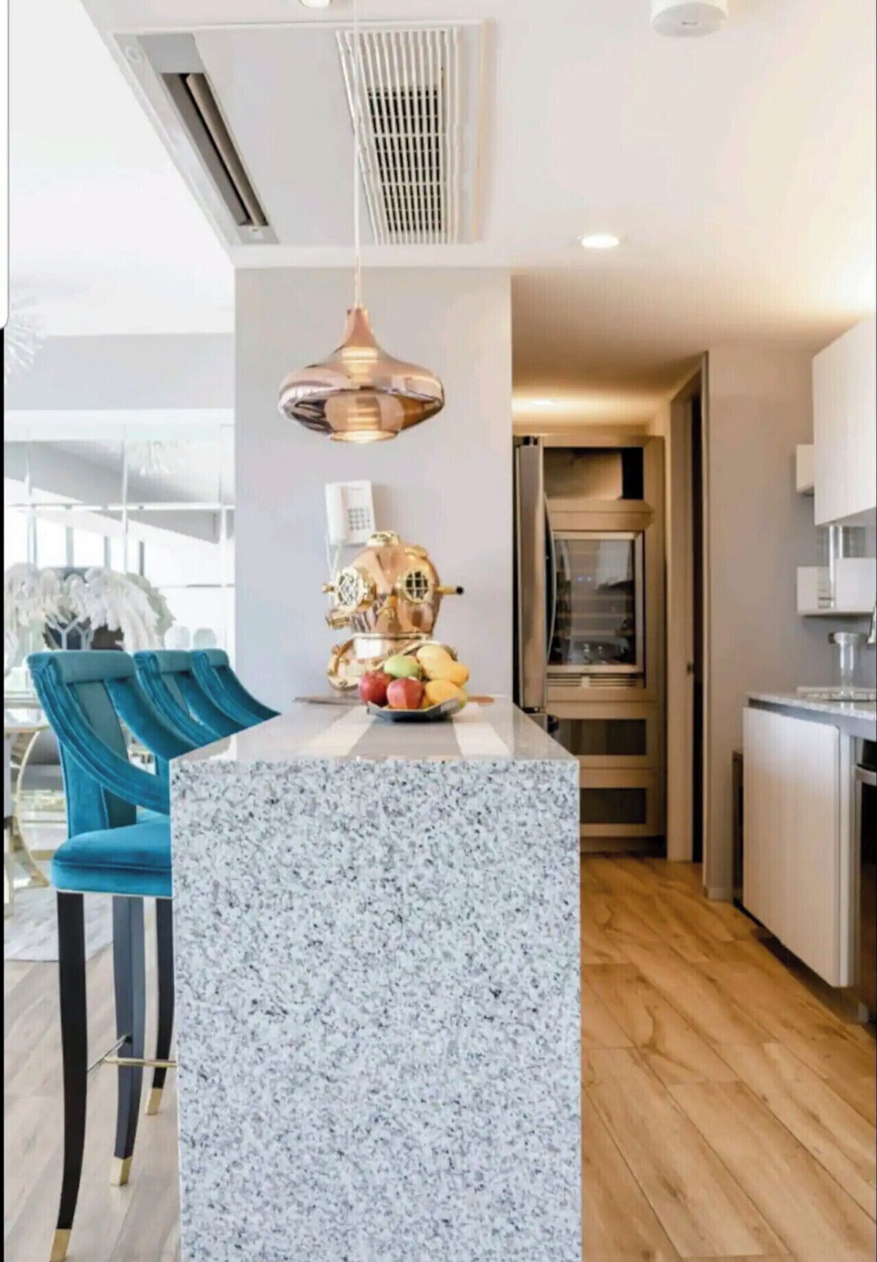 Apartament de disseny, 3 dormitoris, vistes a la ciutat | Cuina privada | Frigorífic gran, microones, bullidora elèctrica i productes de neteja 