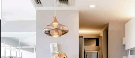 Design appartement, 3 slaapkamers, uitzicht op de stad | Privékeuken | Een koelkast met diepvriezer, een microgolfoven, een waterkoker