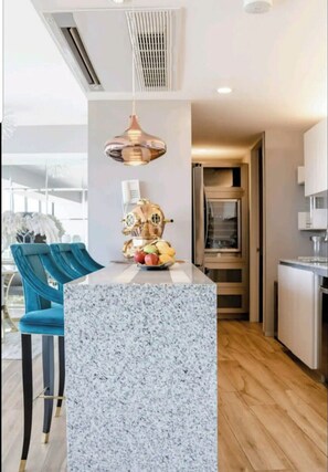 Design appartement, 3 slaapkamers, uitzicht op de stad | Privékeuken | Een koelkast met diepvriezer, een microgolfoven, een waterkoker