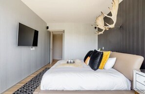 Premium bedding, down duvets, pillow-top beds, in-room safe - Latitud Providencia (Guadalajara)