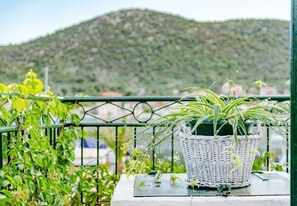 House | 2 bedrooms - Holiday Houses, Villas Dinko - 20 m From sea (Marina)