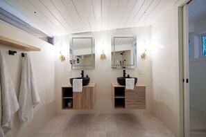 Dutxa, assecador de cabells, bidet i tovalloles