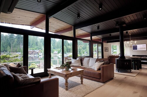Lake Roesiger Escape•Hot Tub•Private Dock•45 Min to Seattle