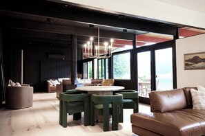 Smart TV y chimenea 