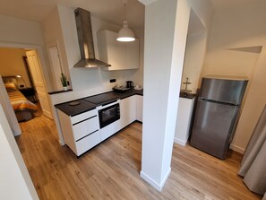 Kühlschrank, Ofen, Herdplatte, Wasserkocher mit Kaffee-/Teezubehör