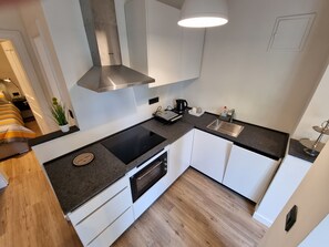 Réfrigérateur, four, plaque de cuisson, cafetière/bouilloire