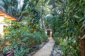 المنطقة المحيطة بالمنشأة