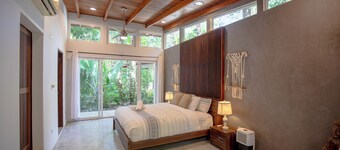 5 bedroom villa with private path to the beach
